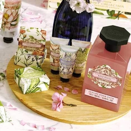 Подарочный набор Somerset Body Care с ароматом лепестков роз: гель для душа, крем для рук и лосьон для тела
